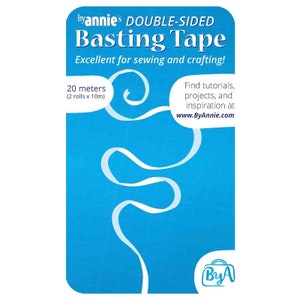 Puede incluir: Un paquete azul con texto blanco que dice "byannie's DOUBLE-SIDED Basting Tape Excellent for sewing and crafting! 20 metros (2 rollos x 10m)". Una cinta blanca se muestra en un patrón ondulado en el paquete. El texto "Find tutorials, projects, and inspiration at www.ByAnnie.com" también está en el paquete. Una pequeña maleta azul con el texto "ByA" está en la esquina inferior derecha del paquete.