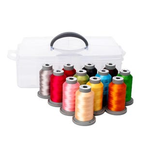 Puede incluir: Una caja de almacenamiento de plástico transparente con asa, que contiene 12 carretes de hilo de bordar de varios colores, incluidos rojo, rosa, amarillo, naranja, azul y verde.