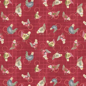 Puede incluir: Un fondo rojo con un patrón repetitivo de pollos coloridos. Los pollos están ilustrados en un estilo caprichoso con diferentes colores y patrones.