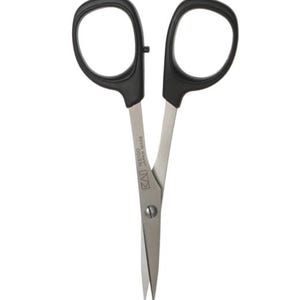 Może przedstawiać: Otwarta para nożyczek z czarnymi uchwytami i srebrnymi ostrzami. Nożyczki mają pętlę na kciuk i palec. Na ostrzu wydrukowano napis "KAI N5100 JAPAN MADE".