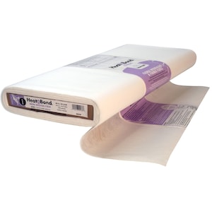 Pode incluir: Um rolo de entretela termocolante branca HeatnBond Craft Non-Woven Firm, de 20 polegadas por 25 jardas. O rótulo mostra o nome do produto e o tamanho.