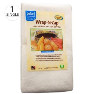 Może przedstawiać: Pojedyncze opakowanie waty bawełnianej Pellon Wrap-N-Zap 100% naturalnej, bezpiecznej do użytku w kuchence mikrofalowej. Opakowanie jest białe i ma etykietę z obrazkiem ziemniaków i kukurydzy. Na etykiecie znajduje się również napis "Idealne do projektów do kuchenki mikrofalowej, takich jak izolowane torby na ziemniaki, podgrzewacze do zapiekanek i wiele innych! Doskonałe do gotowania ziemniaków i warzyw na parze! Darmowy wzór na piekarnik do ziemniaków pieczonych na odwrocie!" oraz "45" x 1 yard (114cm x 0.91m)"
