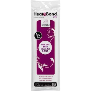 Peut inclure: Un paquet d'adhésif thermocollant HeatnBond Lite. L'emballage blanc porte une étiquette violette avec le texte "SEWABLE" et "FOR THE BEST SEWABLE BOND". Il mesure 43cm x 1,15m. Caractéristiques : faible activation thermique, pas de vapeur requise et lavable en machine.
