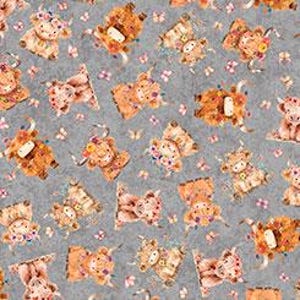 Peut inclure: Tissu avec un motif répété de vaches Highland de dessin animé dans des tons de marron, beige et crème, ornées d'éléments floraux. Les vaches sont posées sur un fond gris moucheté, avec de petits motifs de papillons éparpillés.
