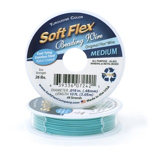 Könnte beinhalten: Eine Spule türkisfarbenes Soft Flex Perlen Draht, beschriftet mit "Medium" und "Original Flex Wire". Die Spule ist aus Edelstahl und 3,05 Meter lang mit einem Durchmesser von 0,48 mm. Das Etikett besagt auch, dass der Draht "Allzweck - Glas, Mineral & Metall Perlen" ist.