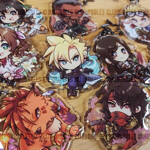Peut inclure: Un ensemble de 10 breloques de personnages d'anime colorés représentant des personnages de la série de jeux vidéo Final Fantasy. Les breloques sont en acrylique transparent et ont une finition brillante. Chaque breloque représente un personnage différent du jeu, notamment Cloud Strife, Tifa Lockhart, Sephiroth et Aerith Gainsborough.