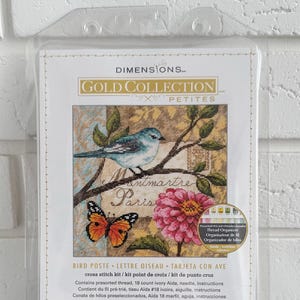 Könnte beinhalten: Kreuzstich-Set mit Vogel, Schmetterling und Blumen. Das Set enthält vorgesortiertes Garn, 18-Count-Elfenbein-Aida und Anleitungen. Fertige Größe: 15,2 cm x 15,2 cm. Der Text lautet 'Montmartre Paris'.