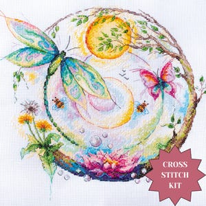 Puede incluir: Kit de punto de cruz con una libélula, una mariposa y flores coloridas en un diseño circular. El kit incluye un patrón, hilo y aguja.