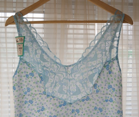 Sky blue vintage negligee / under dress slip / lad