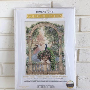 Może przedstawiać: Zestaw do haftu krzyżykowego z motywem pawia w ogrodzie. Zestaw jest częścią kolekcji Dimensions Gold i zawiera wzór do haftu o wymiarach 12 cali na 16 cali (30,4 cm x 40,6 cm).