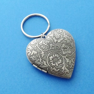 Vintage style heart key ring, Locket Keychain, Heart keyring, Photo key chain, Gift for him, Gift for her, Gift for mom, Gift for friendship
