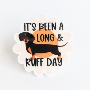 Un día largo y duro / Perro salchicha / Complemento de plástico