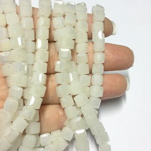 5 mm x 5 mm ホワイト クリスタル アクリル キューブ ビーズ - ホワイト キューブ ビーズ - 22 インチ フル ストランド - キューブ ビーズ