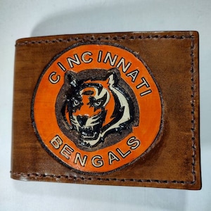 ¡Único en su clase! Cartera plegable de cuero cosida a mano y pintada a mano de los Cincinnati Bengals
