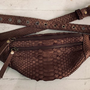 Handgestikte heuptasjes uit Bali, gemaakt van natuurlijk gekweekt pythonleer... Unisex en perfect voor festivals of dagelijks gebruik!