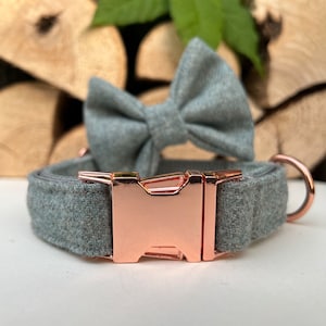 Puede incluir: Un collar de perro de tweed gris con una hebilla de oro rosa. El collar se combina con una pajarita gris a juego.