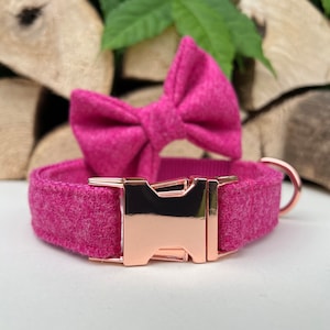 Puede incluir: Un collar para perro de tweed rosa con una hebilla de oro rosa y una pajarita rosa a juego.