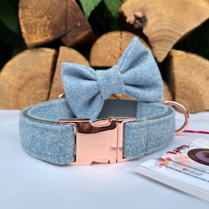 Puede incluir: Un collar para perro de tweed azul claro con una hebilla de oro rosa y una pajarita a juego. El collar está hecho de tela de tweed de alta calidad y cuenta con una hebilla de oro rosa duradera. La pajarita es un accesorio perfecto para cualquier perro.