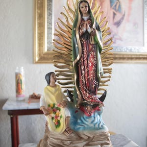 Estatua católica de la Virgen de Guadalupe ~ Estatua de Nuestra Señora de Guadalupe ~ Artesanía mexicana ~ Estatua de la Virgen María y San Juan Diego