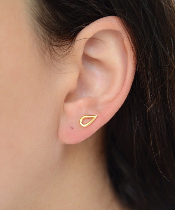 Piercings Femininos | Earings piercings, Minimalist ear piercings, Simple stud  earrings