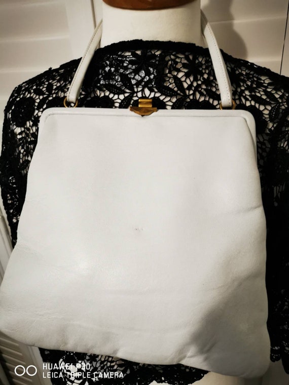 Pretty Little White Vintage Leather Handbag. - image 9