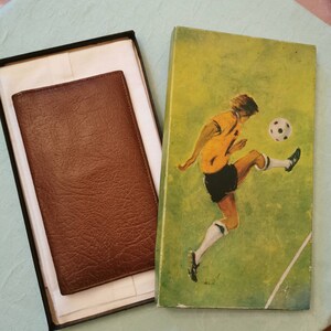 1960 Original Herren Leder Brieftasche in Fußball-Box plus Taschentuch.