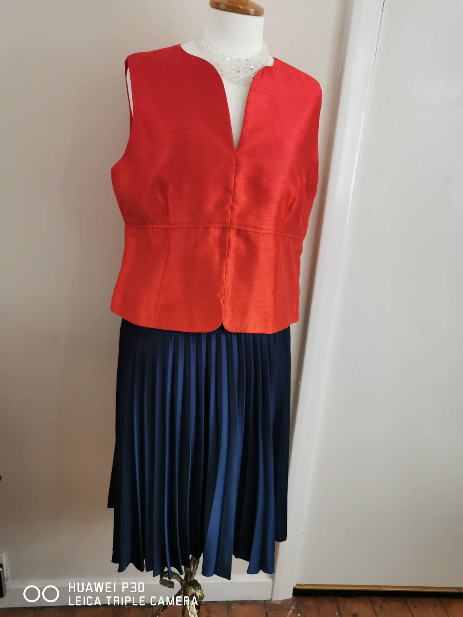 blusa blanca y roja