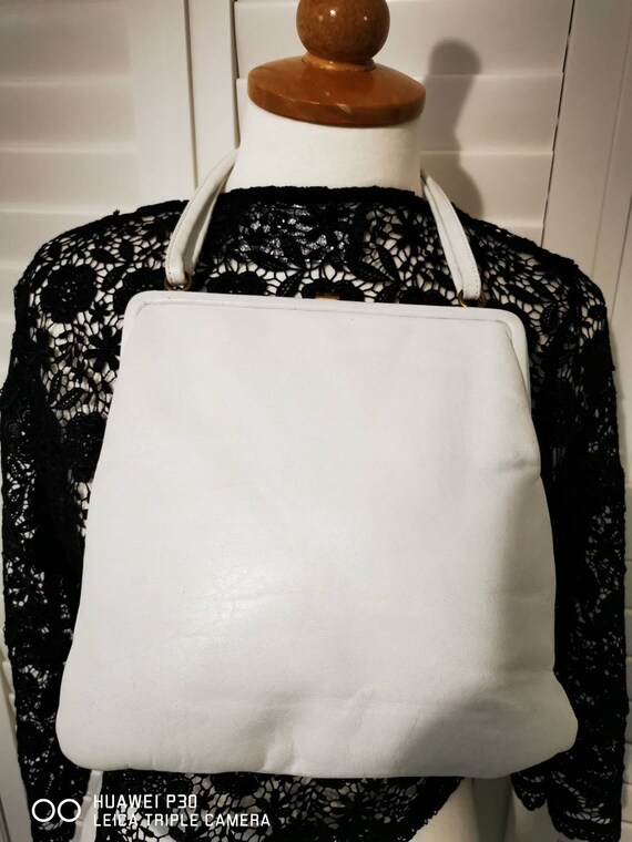 Pretty Little White Vintage Leather Handbag. - image 7