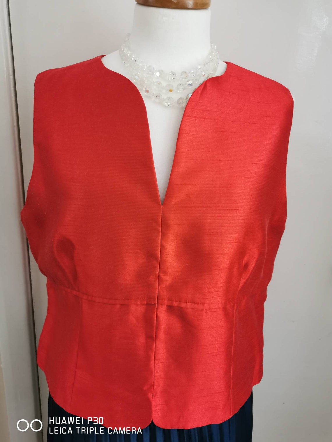blusa roja con blanco