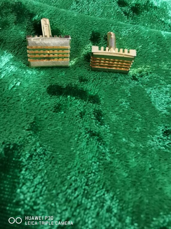 Stylish Rectangular Shaped Cufflinks in Gold Tone… - image 7