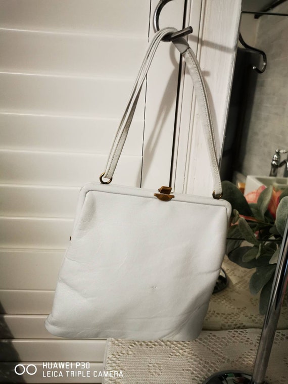 Pretty Little White Vintage Leather Handbag. - image 8