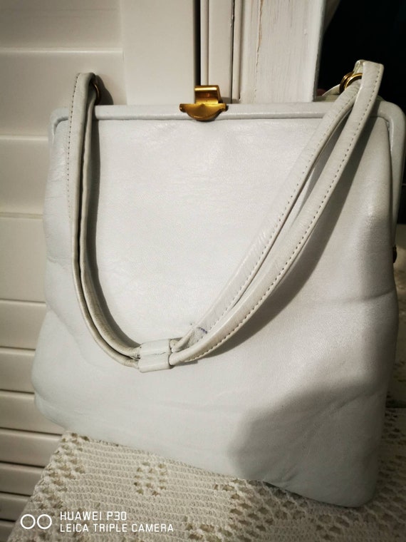Pretty Little White Vintage Leather Handbag. - image 6