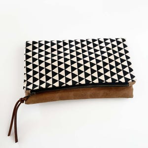 Cartera de mano reversible plegable / Regalo sostenible listo para enviar / Envío gratuito / Triángulos negros con lona encerada de whisky
