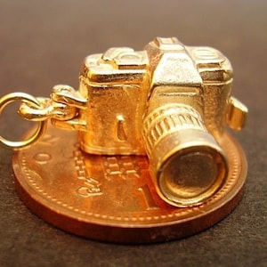 9CT GOLD CAMERA Charm,opens to Reveal an Image of a Couple Holding ...