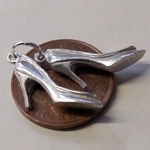 Par de zapatos de tacón alto de aguja con dijes de plata de ley