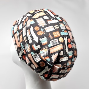 Peut inclure: Un bonnet de chirurgien noir avec un motif répété de citrouilles, de camions agricoles et de texte qui dit "Gourds & Pumpkins" et "Farm Fresh". Le bonnet est conçu pour un ajustement confortable et sûr.