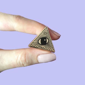 Guldfärgad kattögon Illuminati hård emaljnål