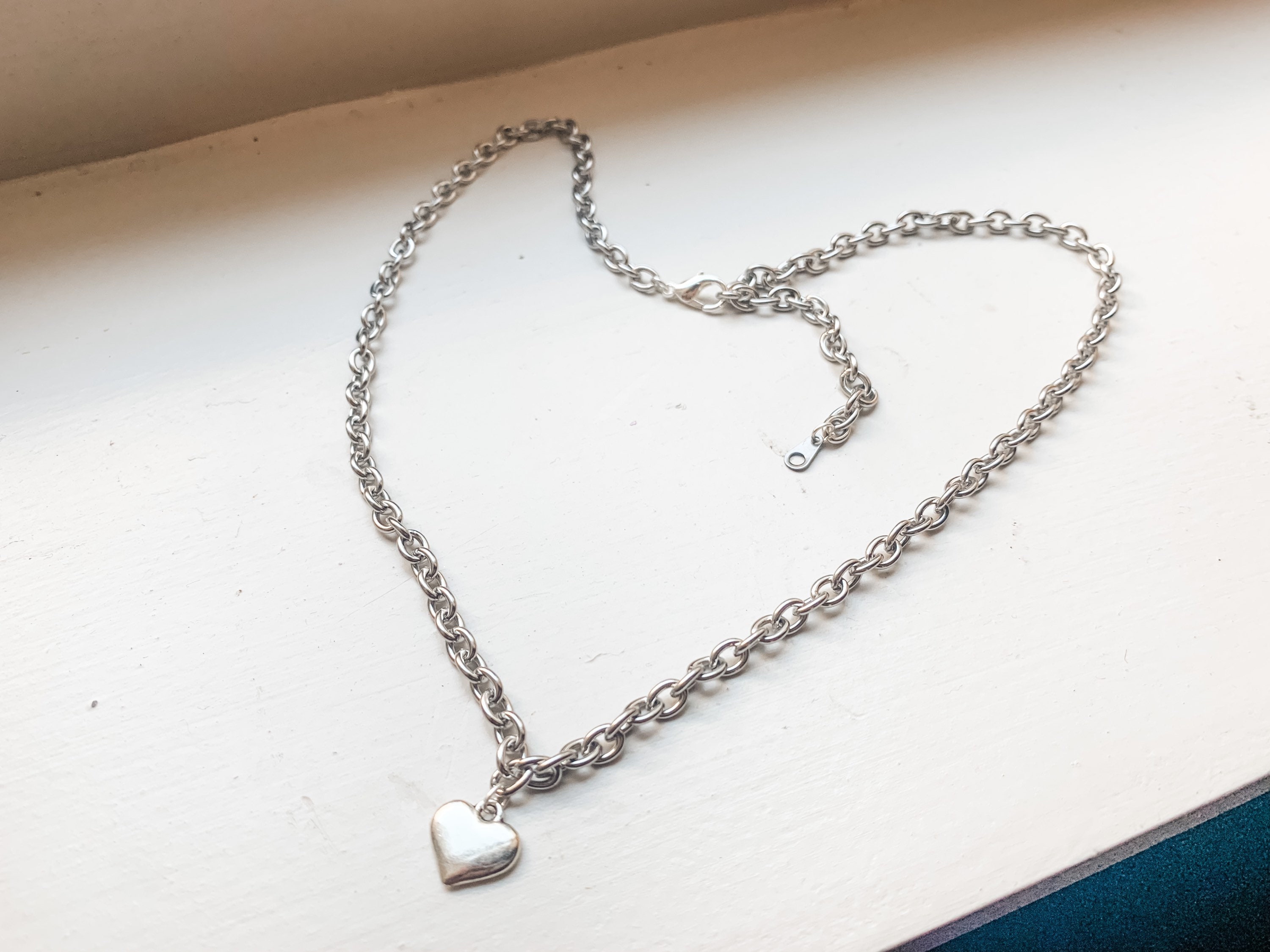 Sapphire heart necklace by Kitty Joyas | Finematter