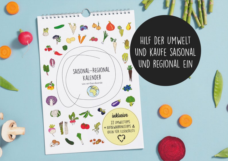 Pu&ograve; includere: Un calendario bianco con un cerchio nero attorno al bordo. Il cerchio &egrave; pieno di disegni colorati di frutta e verdura. Il testo "SAISONAL-REGIONAL KALENDER" &egrave; in cima al calendario. Il testo "HILF DER UMWELT UND KAUFE SAISONAL UND REGIONAL EIN" &egrave; in un cerchio nero in alto a destra del calendario. Il testo "inklusive 22 UMWELTTIPPS +AUFBEWAHRUNGSTIPPS & IDEEN F&Uuml;R ESSENSRESTE" &egrave; in un cerchio giallo in basso a destra del calendario.