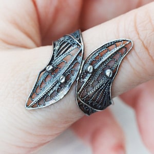 VINTAGE &#39;Lace&#39; Snake Ring, Filigree Sterling Silver, two serpent heads coiled, patina, delicate work, wirework, large, goofy eyes,