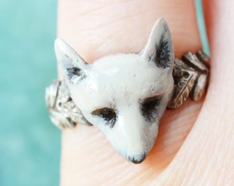 Emaillierter weißer Fuchsring aus Sterlingsilber auf georgianischem Blumenband, einzigartiges arktisches Tier auf einem Band mit Blättern und Muscheln