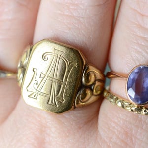 Anillo de sello de latón chapado en oro antiguo con grabado: EV o VE, letras grandes de estilo bohemio ornamentadas, color dorado, para hombre y unisex, década de 1900 y 1930.