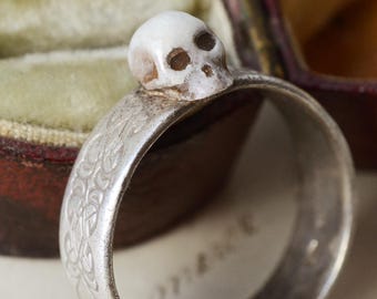 Emaillierter 3D-Totenkopf-Glücksring aus Sterlingsilber mit „Save and Protect“-Band – handgefertigter Memento-Mori-Ring