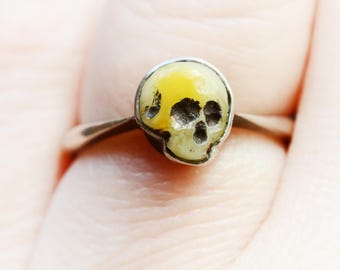 Edwardianischer Bernsteinschädel-Verlobungsring aus Sterlingsilber – Handgefertigter Memento-Mori-Versprechensring, Original aus der Zeit nach 1910