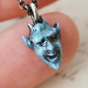 Ciondolo in argento sterling con diavolo blu smaltato portafortuna, ispirato a un modello antico. Testa di diavolo sorridente portafortuna.