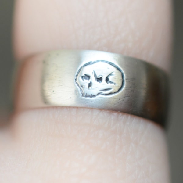 VINTAGE Etched Memento Mori Skull Wedding Band Sterling Silver Ring, wide band, small engraved skull, vanitas, unique wedding ring boho