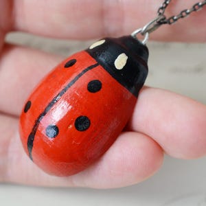 WINTAGE Ladybug 800 Sterling Silver OGROMNY Malowany Drewniany Talizman Szczęścia, niezwykły wisiorek, zwierzę, zabawny, biedronka, szczęśliwy, czerwony, czarny, duży