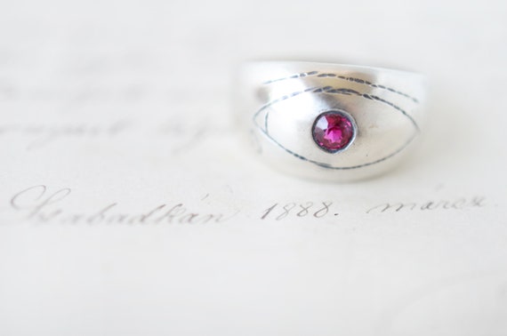 Vintage Ruby Paste Sterling Silver Ring: Etched L… - image 9