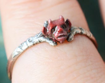 Verlobungsring aus Sterlingsilber mit Emaille-Glücksdämon, einzigartige Idee für einen kleinen roten Teufels-Verlobungsring