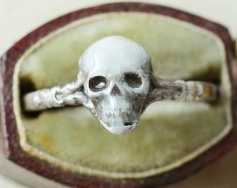 Verlobungsring aus Sterlingsilber mit großem Totenkopf und Emaille-Verlobungsring auf kunstvoll verziertem Ringband – Handgefertigter Memento-Mori-Versprechensring
